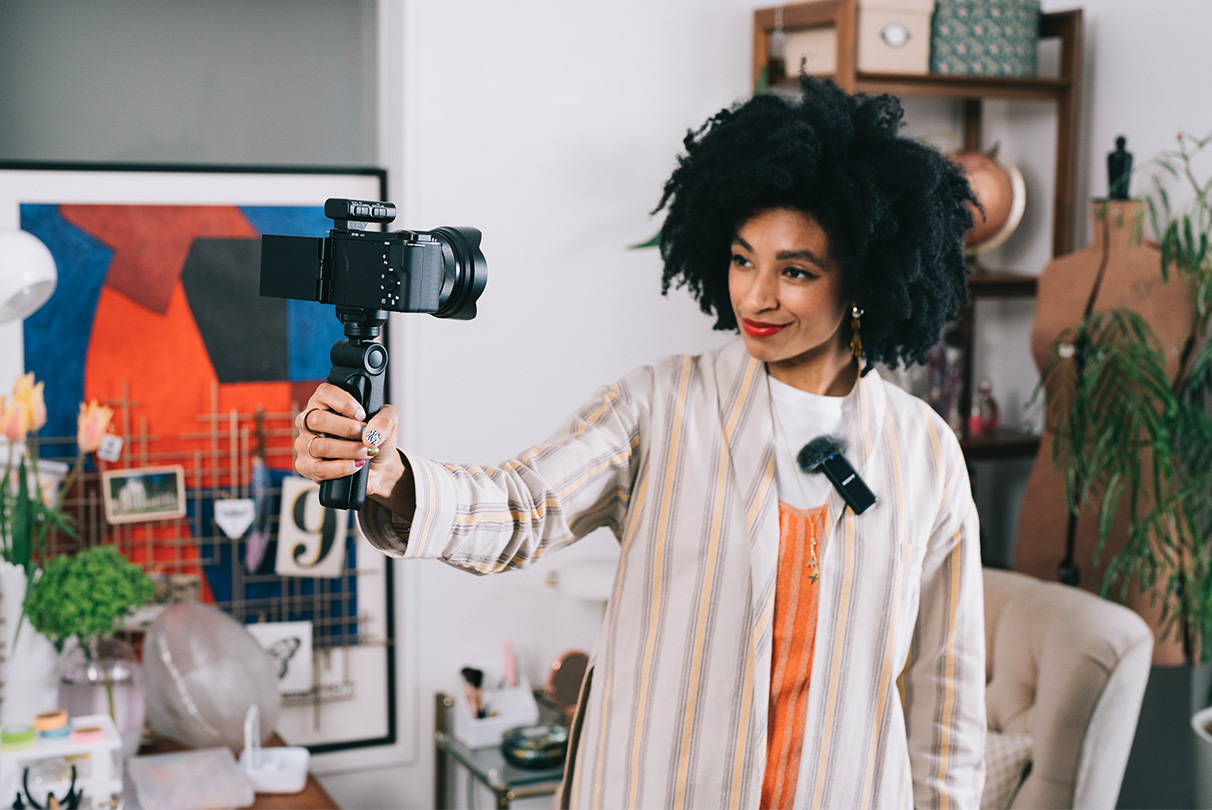 За разлика од стандардниот аналоген пренос на звук, веќе никогаш нема да треба да се грижите за пречки во сигналот поради кабелот. Впарете го ZV-E10 со микрофон од Sony што поддржува интерфејс за дигитален звук преку приклучокот за повеќе интерфејси за да добиете јасен дигитален звук без шум. Или, пак, приклучете го вашиот омилен микрофон во приклучокот за микрофон на фотоапаратот за уште подобар звук.