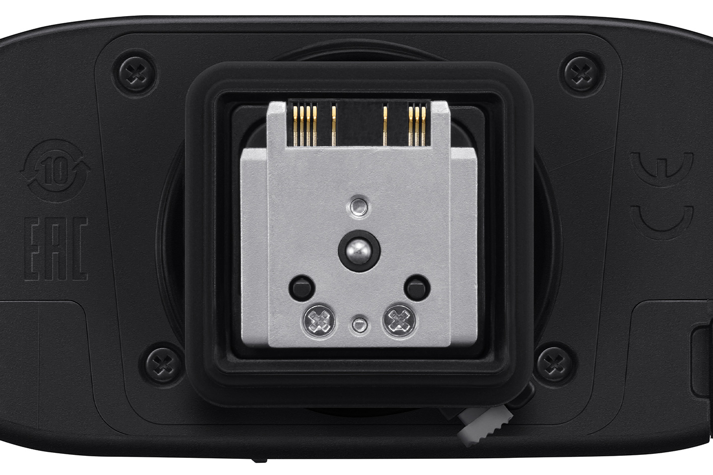 Слика од металниот приклучок со цврста странична рамка под блицот