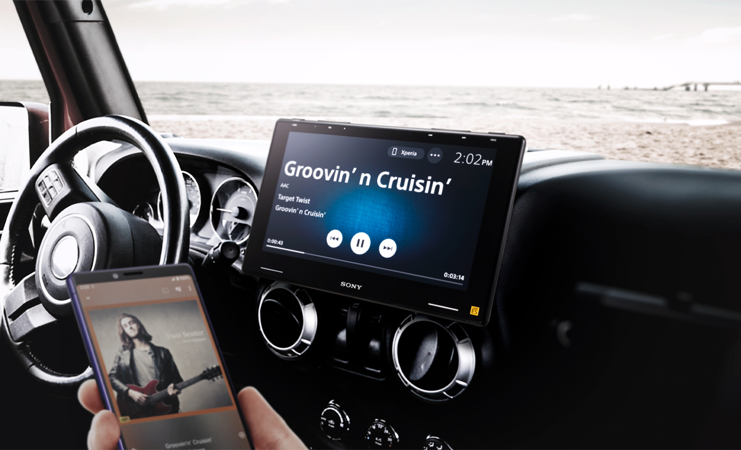 Слика од XAV-9550ES во контролна табла и човек кој проследува музика од својот паметен телефон