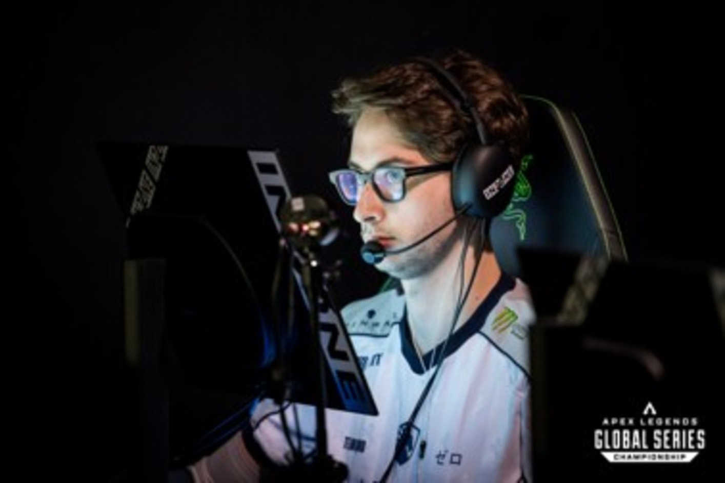 Гејмер кој ги носи слушалките за игри INZONE H9 II додека игра натпревар