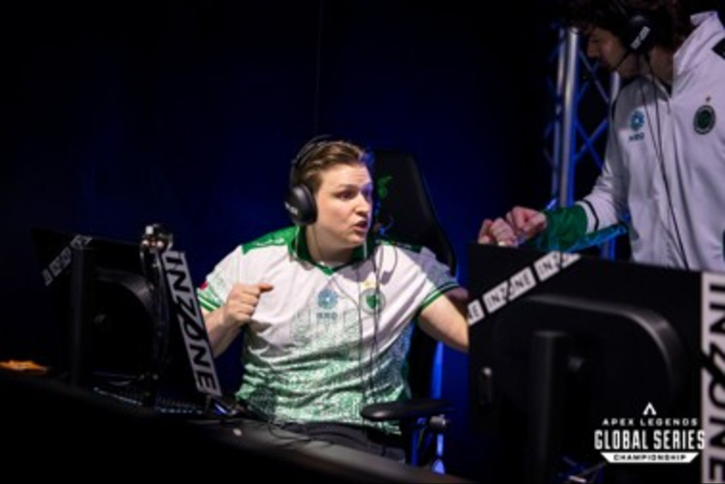 Гејмер кој ги носи слушалките за игри INZONE H9 II и седи пред мониторот за игри INZONE M10S, а притоа разговара со друг играч