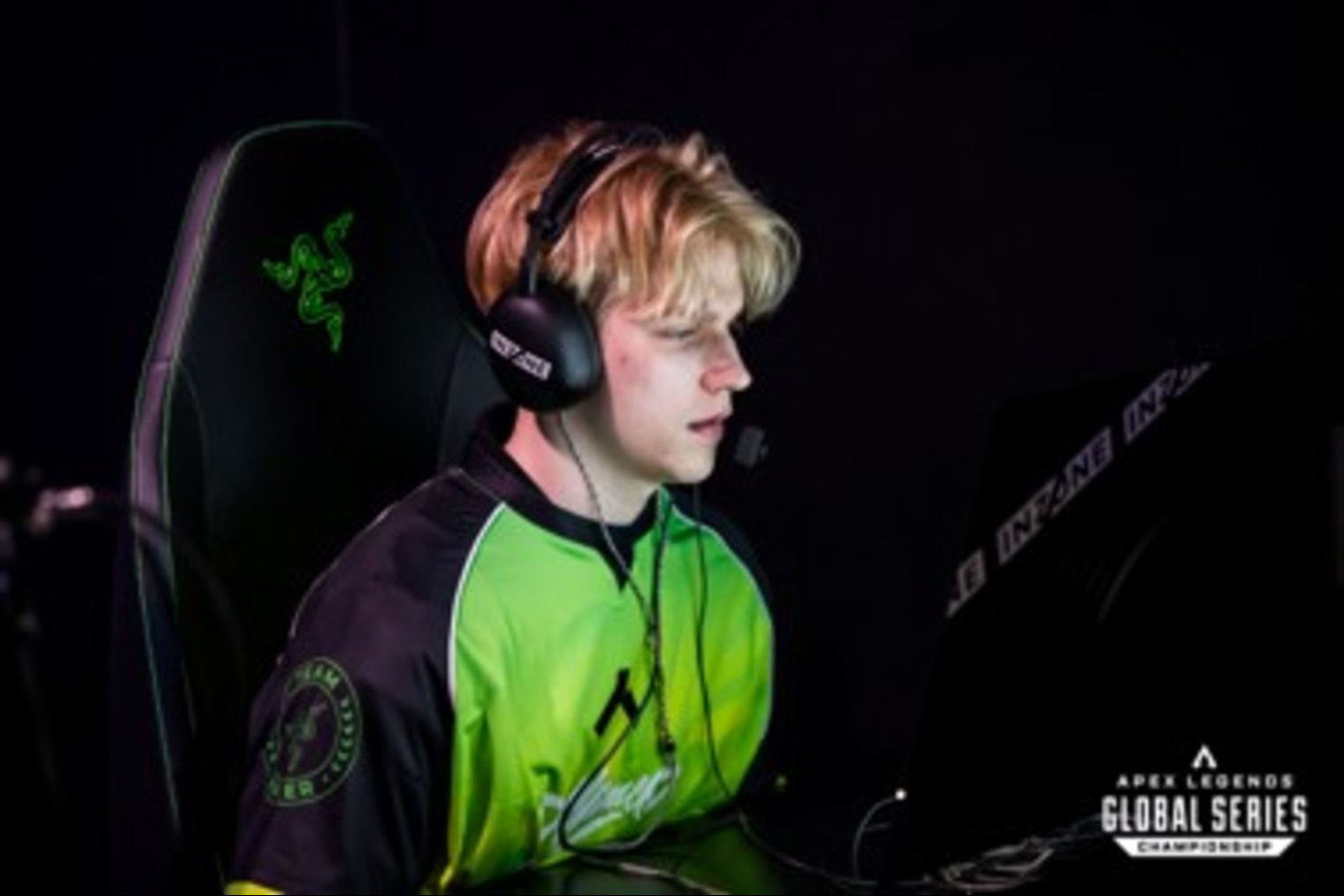 Гејмер кој ги носи слушалките за игри INZONE H9 II и се натпреварува на мониторот за игри INZONE M10S