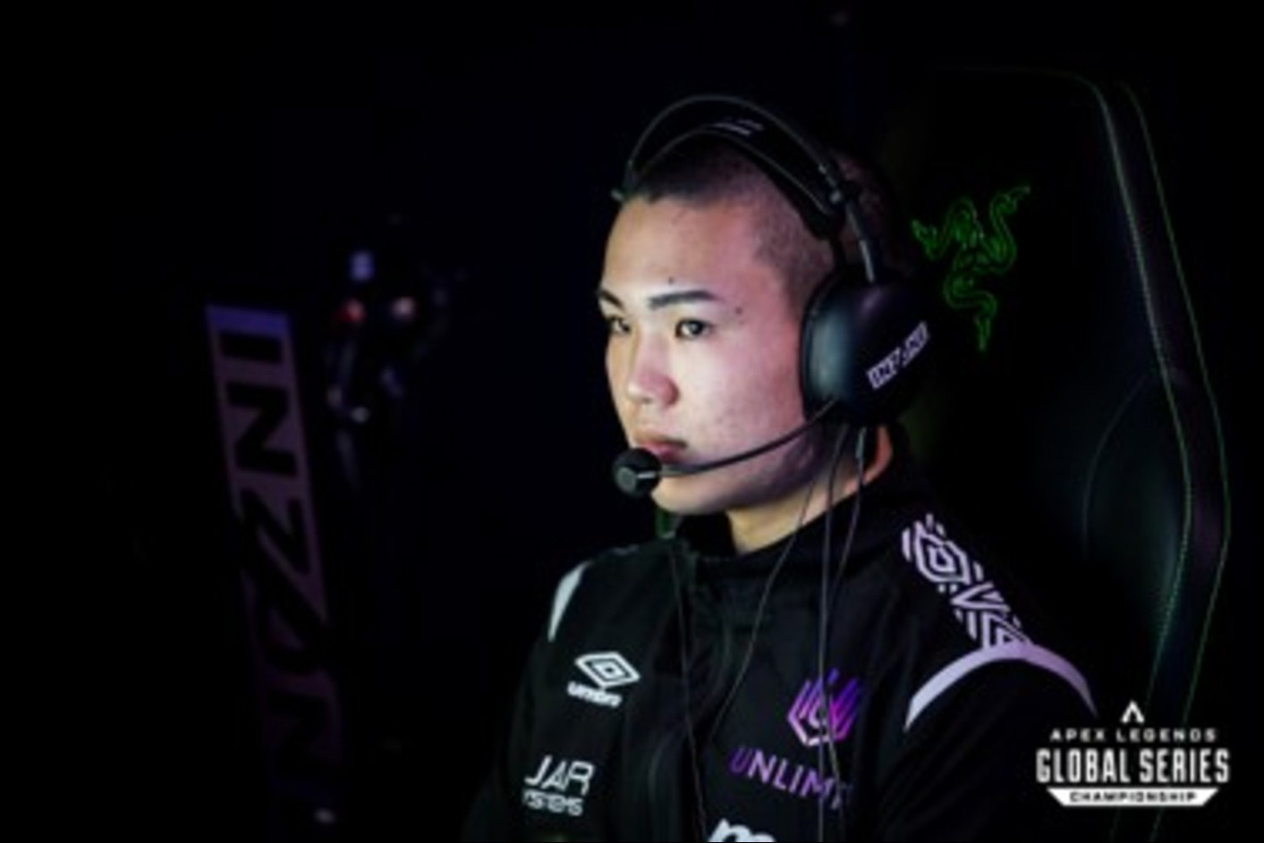 Гејмер кој ги носи слушалките за игри INZONE H9 II